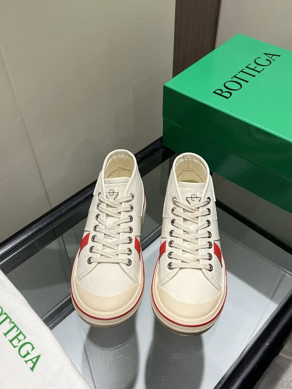 p540🐮🐮Bottega Veneta BV's latest Eliot series, retro basketball shoes, casual sports canvas shoes, become gods when they are launched! [Celebration] [Celebration] A 1:1 copy of the original version, [Fireworks] original material, [Fireworks] original color system, inspired by retro basketball sneakers, the color combination highlights youthful vitality, and perfectly interprets the theme of youth and childlike innocence. The details are also very particular. The summer canvas brings excellent durability and comfort. Designs such as calfskin trim, rubber toe caps and hand-painted retro red lines are full of retro feel. The round toe and convex sole add a modern feel and are suitable for various styles. Easily create a fashionable atmosphere. The upper foot is the focus...can be worn as a couple's shoes...each shoe has more taste and attitude! Fabric: Original customized high-density canvas + cowhide Lining: Original customized breathable canvas Insole: movable latex cowhide insole. Sole: original molded non-slip and wear-resistant TPU material. Sole thickness: 3cm. Size: women's size 35#-40#, men's size 39#-45#.
